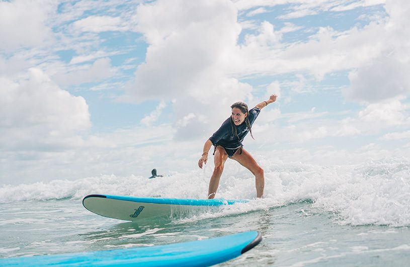 Estudiante Dingoos haciendo surf