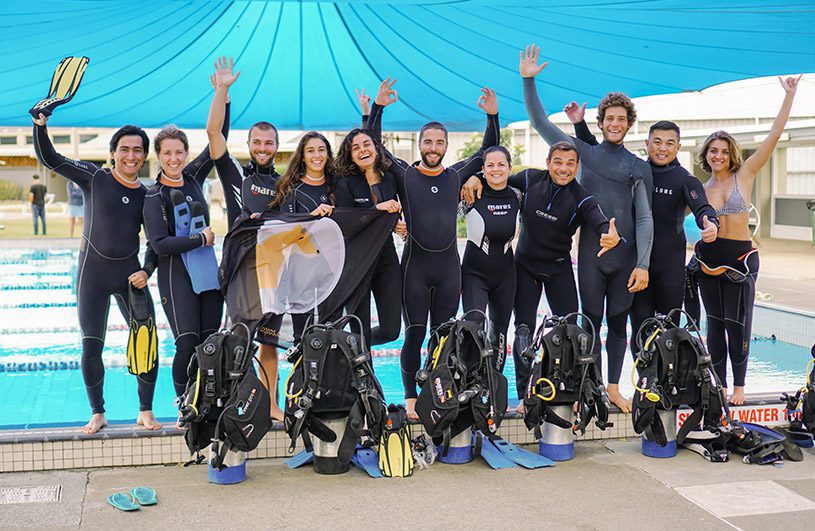 Estudiantes Dingoos preparándose para bucear